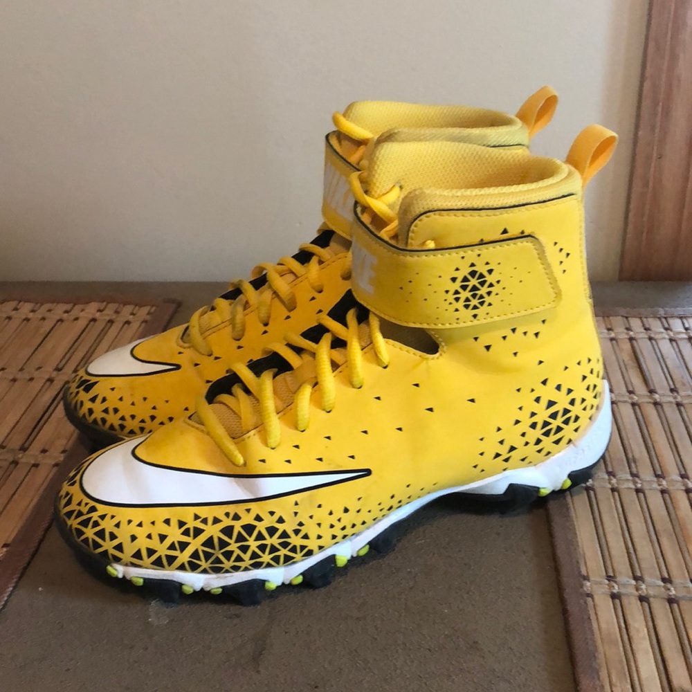 Nike boys football cleats sz 4